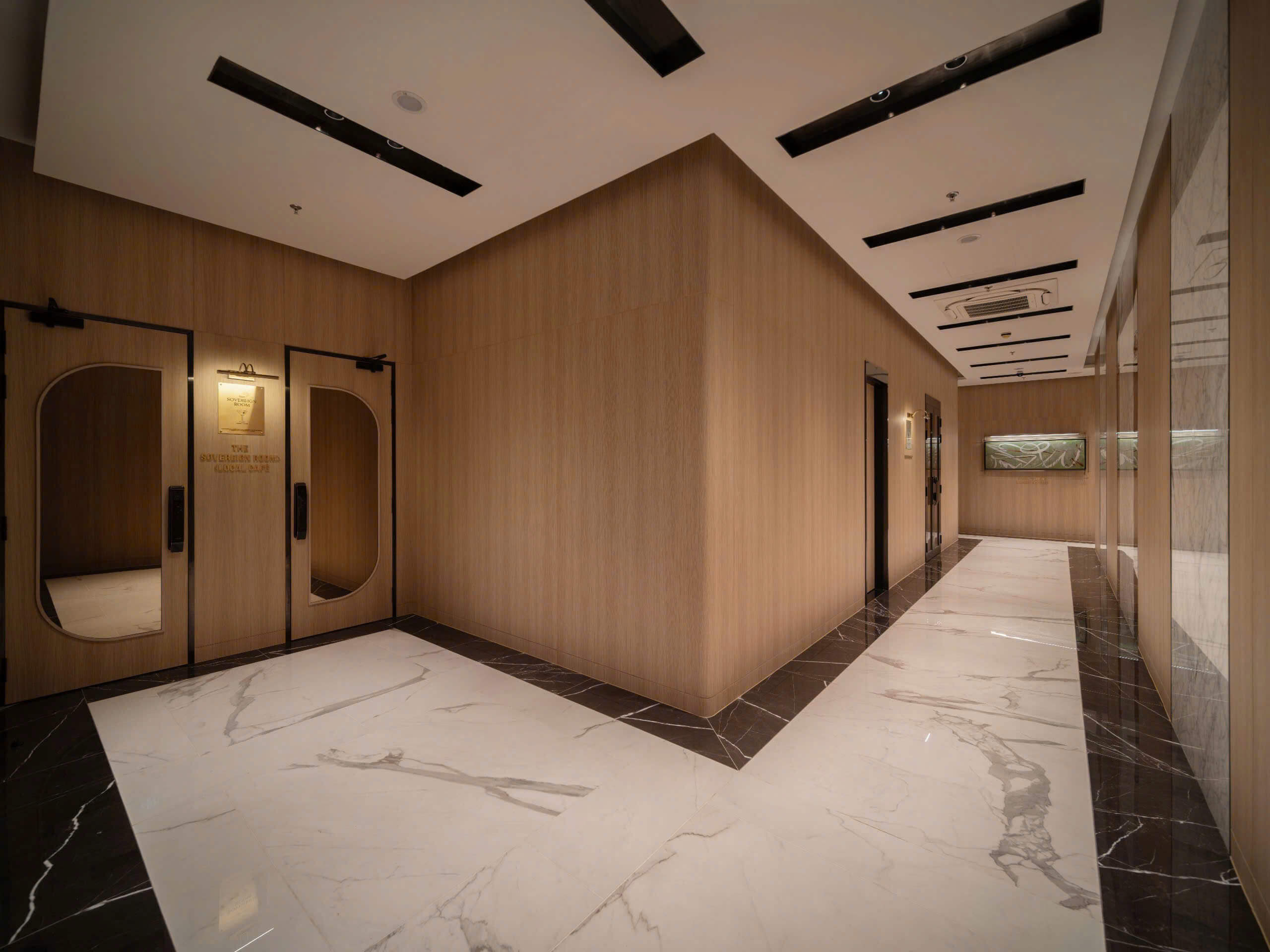 Hàng lang chờ thang máy The Nelson 